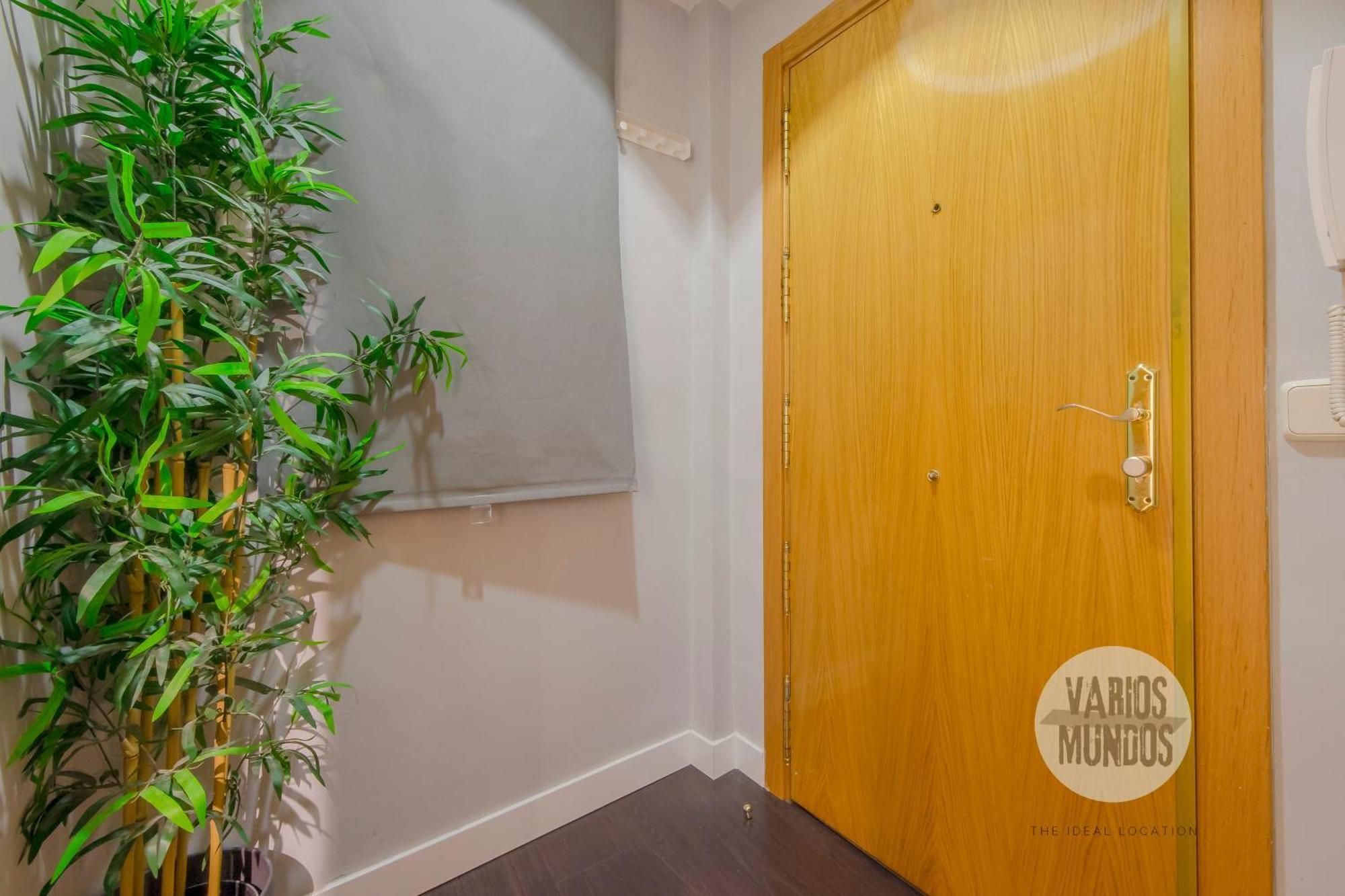 Sutil Elegancia Para 3, En Plaza De Chueca Madrid Exterior photo