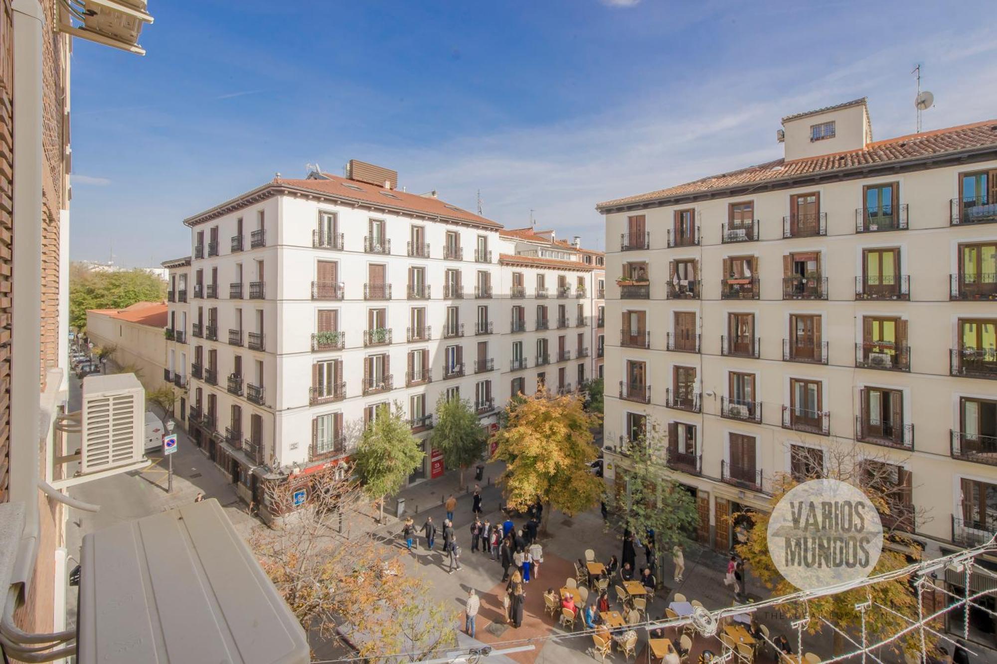 Sutil Elegancia Para 3, En Plaza De Chueca Madrid Exterior photo