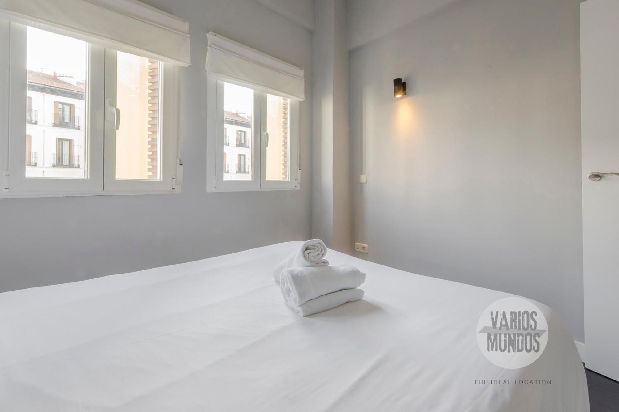 Sutil Elegancia Para 3, En Plaza De Chueca Madrid Exterior photo